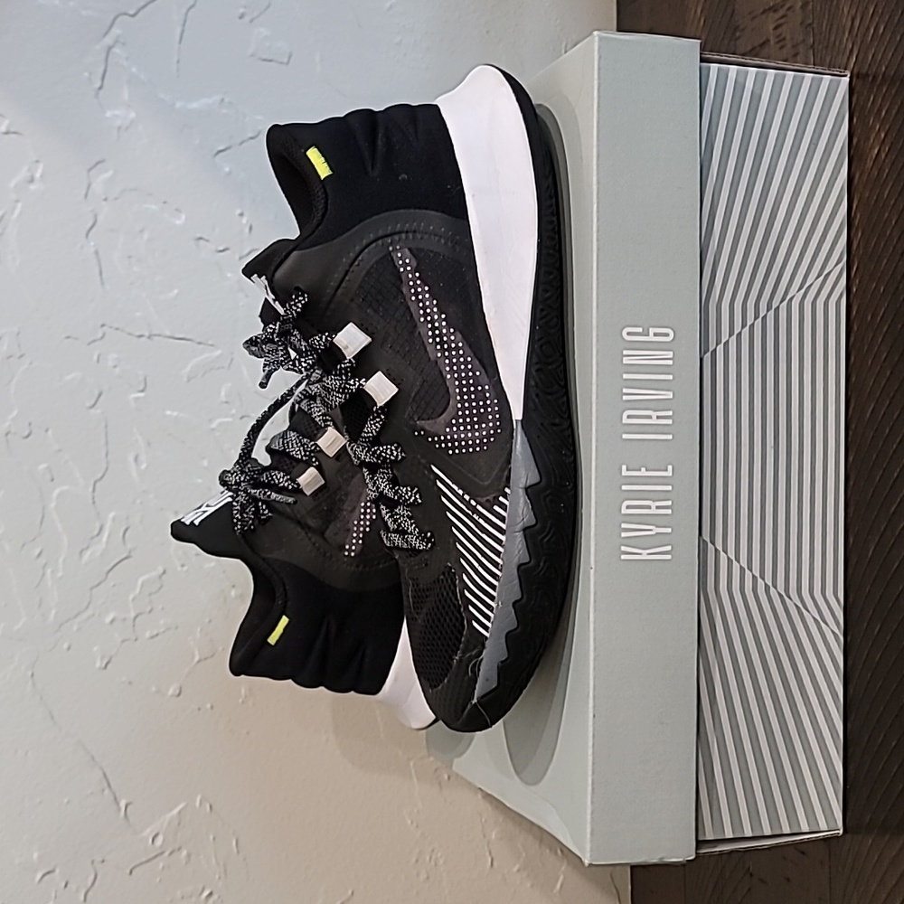 Nike Kyrie Irving Flytrap V Shoes Black 5.5Y Basketball Gently used.